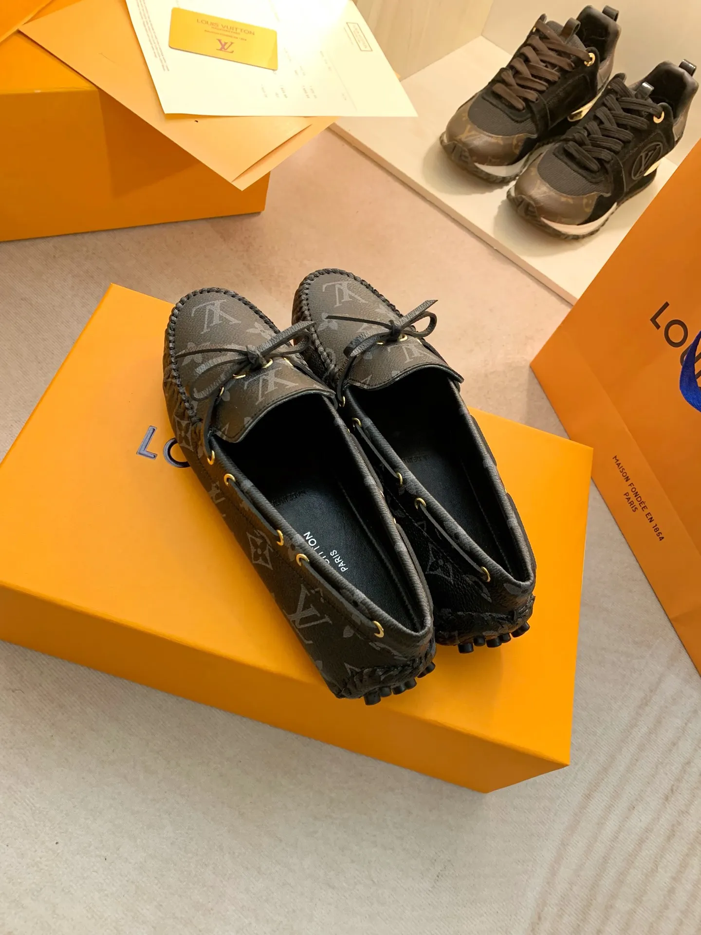 p460💰Couple model❤️🇫🇷 𝙇𝙤𝙪𝙞𝙨 𝙑𝙪𝙞𝙩𝙩𝙤𝙣 🇫🇷Louis Vuitton 2023 Classic𝓛𝓿 𝓣𝓻𝓪𝓲𝓷𝓮𝓻 Sports Series ➪➪➪¯ [Arizona Doudou Shoes Series] ▪️▪️▪️Arizona slip-on shoes are made of Monogram Eclipse canvas. Its hand-painted and dyed edges and hand-sewn uppers fully demonstrate Louis Vuitton's traditional shoemaking craftsmanship. This slip-on shoe is very lightweight. The integrated tongue and upper make it particularly comfortable and flexible. The soft outsole is equipped with rubber padding. Decorated with matching sash. Detailed features: ☑️Monogram Eclipse canvas ☑️Black Eclipse pattern ☑️Hand-painted shoe edges ☑️Hand-sewn uppers (each pair takes time to process) ☑️Integrated tongue and upper construction ☑️Outsole equipped with rubber lining ☑️size: 35_46
